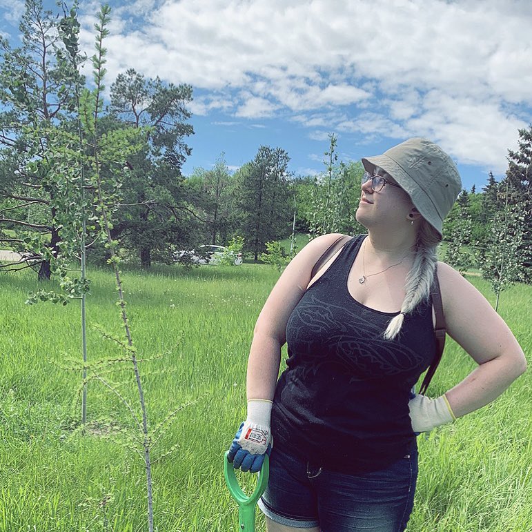 sharissaxssi's tweet photo. had a great time yesterday planting trees and pulling weeds in one of our cities parks π± highly recommend participating in programs like these in your local area πΈ #yeg #ExploreEdmonton #rundlepark https://t.co/86zLL9iUVv