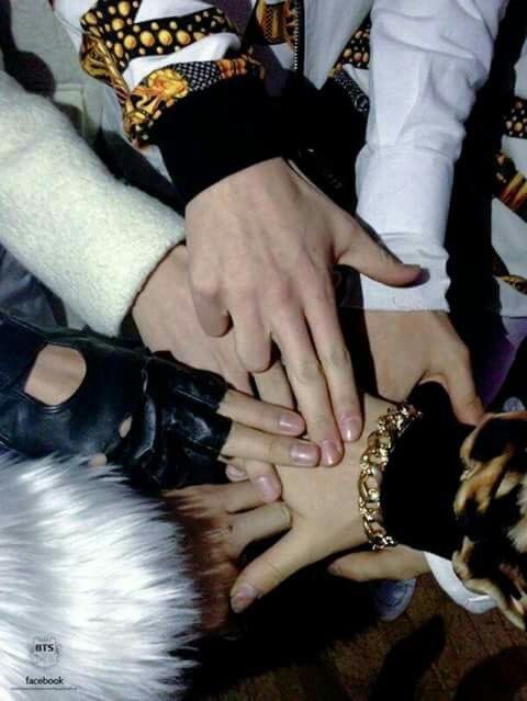 iramsoo's tweet photo. SOLO GRACIAS POR COINCIDIR EN ESTA VIDA, HAN SIDO VITAMINA PARA ALMA Y CUERPO JUNTO CON @Official_IFNT

Por alguna razón ambos debutaron en este mes de junio. Los amo
#Happy9thAnniversaryBTS https://t.co/YFMLEFLUs0