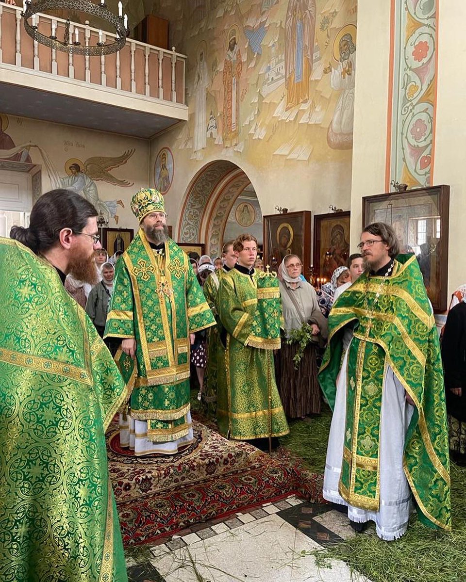 episkopleonid's tweet photo. В день рождения нашей Церкви и такой особо торжественный день праздничное богослужение сегодня проходило в соборе апостолов Петра и Павла в г. Тарусе.
#спраздником #пятидесятница #троица #храм #собор #таруса #калужскаяобласть #история #рассказ #русскиегорода https://t.co/81ZKVe9mny