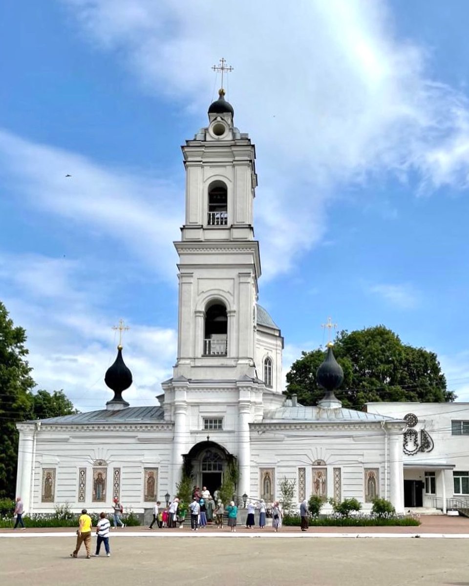 episkopleonid's tweet photo. В день рождения нашей Церкви и такой особо торжественный день праздничное богослужение сегодня проходило в соборе апостолов Петра и Павла в г. Тарусе.
#спраздником #пятидесятница #троица #храм #собор #таруса #калужскаяобласть #история #рассказ #русскиегорода https://t.co/81ZKVe9mny