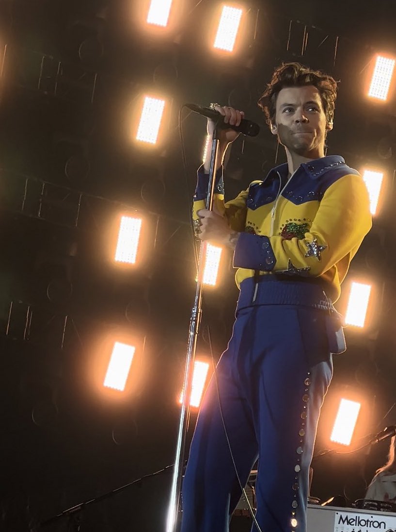 harry being overwhelmed by the crowd is so🥺
