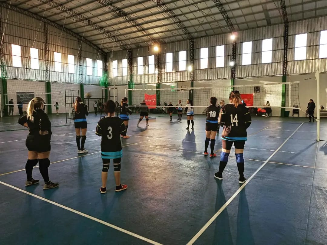 YDefensores's tweet photo. 🏐 Voley
•
🙌 Este sábado se disputó una nueva fecha de @ligadevoleylujanense  y el @voleydefensorespn  dijo presente.
•
👉Voley femenino:
Defensores 1 cayo en ambos partidos por 2 a 0,   Defensores 2 ganó el primer encuentro por 2 a 0 y cayo en el segundo  por  2 a 0 https://t.co/ahpliVo5dD