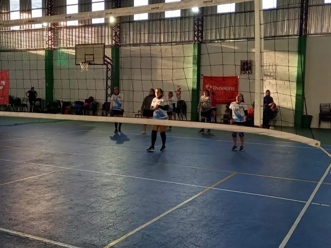 YDefensores's tweet photo. 🏐 Voley
•
🙌 Este sábado se disputó una nueva fecha de @ligadevoleylujanense  y el @voleydefensorespn  dijo presente.
•
👉Voley femenino:
Defensores 1 cayo en ambos partidos por 2 a 0,   Defensores 2 ganó el primer encuentro por 2 a 0 y cayo en el segundo  por  2 a 0 https://t.co/ahpliVo5dD