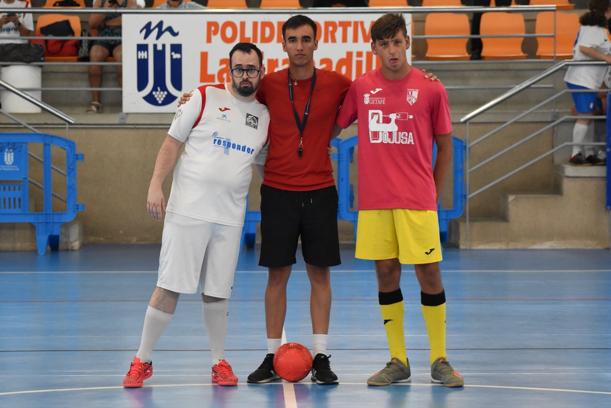RMajadahondaFS's tweet photo. 📸 ¡Revive en imágenes la I Jornada Inclusiva de #FútbolSala de Majadahonda celebrada hoy en La Granadilla!
👏 ¡Gracias a todos los participantes por hacer de este evento algo genial! 😍
#IntegraRayo
#VamosMiRayo ⚡️ https://t.co/7iLB2gIHWy