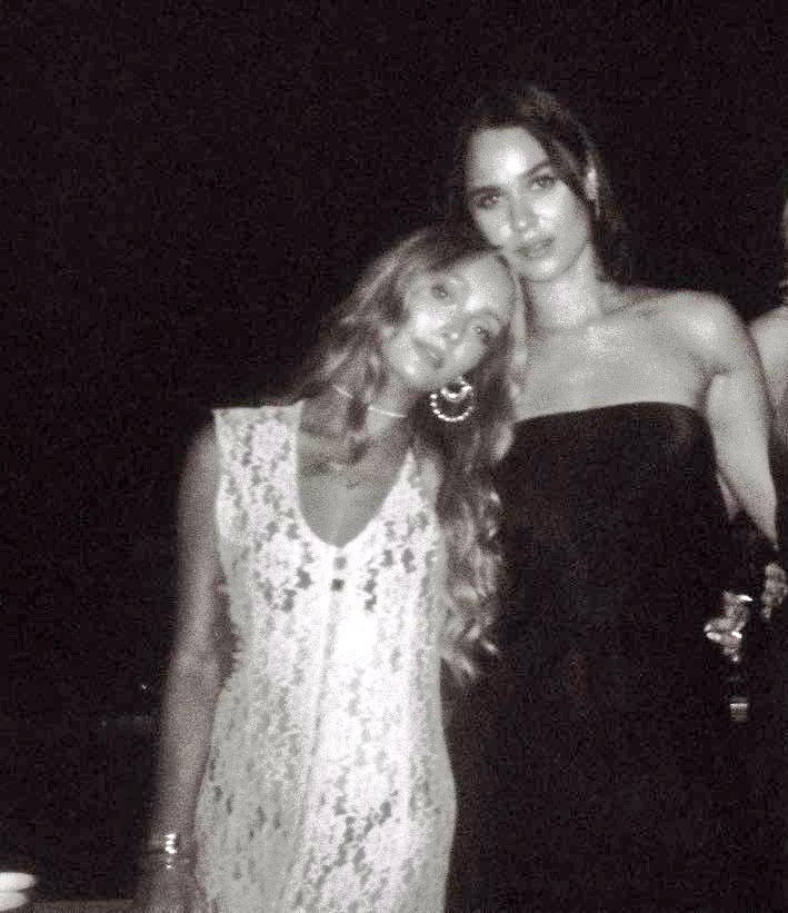 thinkeroouil's tweet photo. besties?? besties!! besties<33 https://t.co/Bu4pgMnZWa