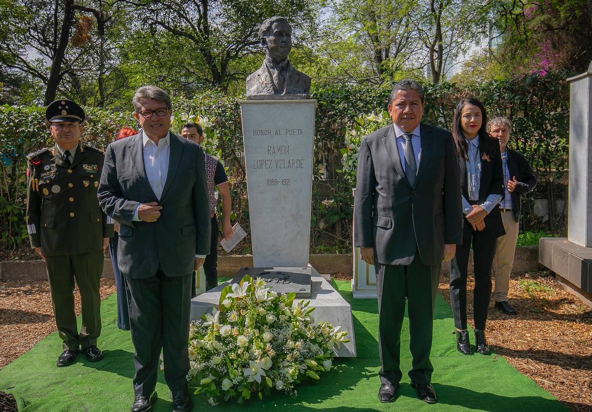 DavidMonrealA's tweet photo. Desde la Ciudad de México llevamos a cabo la ofrenda floral al poeta jerezano Ramón López Velarde; conmemoramos su legado poético como uno de los más grandes escritores de la historia mexicana. Sus restos descansan en el Panteón Civil de Dolores y año con año honramos su memoria. https://t.co/yFSOdmpAOJ