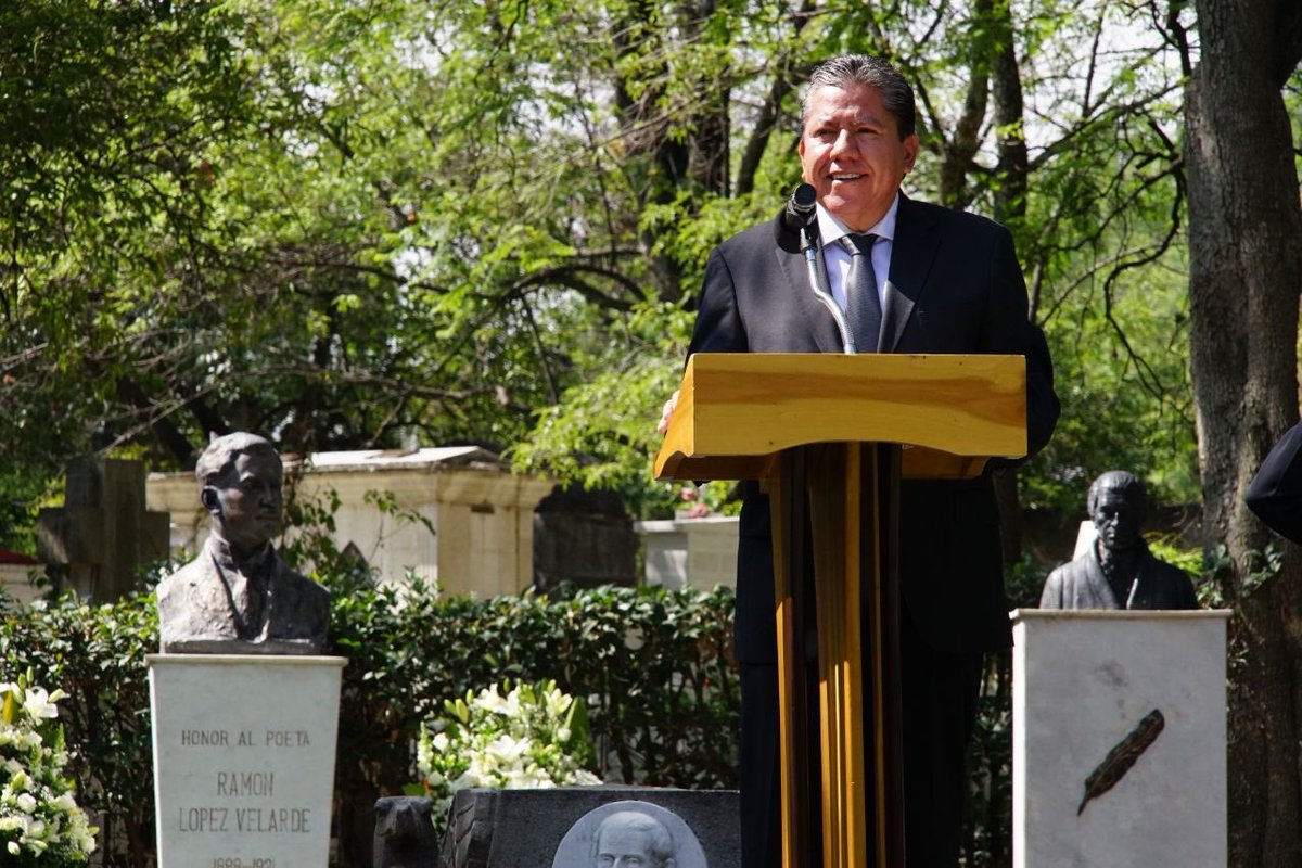DavidMonrealA's tweet photo. Desde la Ciudad de México llevamos a cabo la ofrenda floral al poeta jerezano Ramón López Velarde; conmemoramos su legado poético como uno de los más grandes escritores de la historia mexicana. Sus restos descansan en el Panteón Civil de Dolores y año con año honramos su memoria. https://t.co/yFSOdmpAOJ