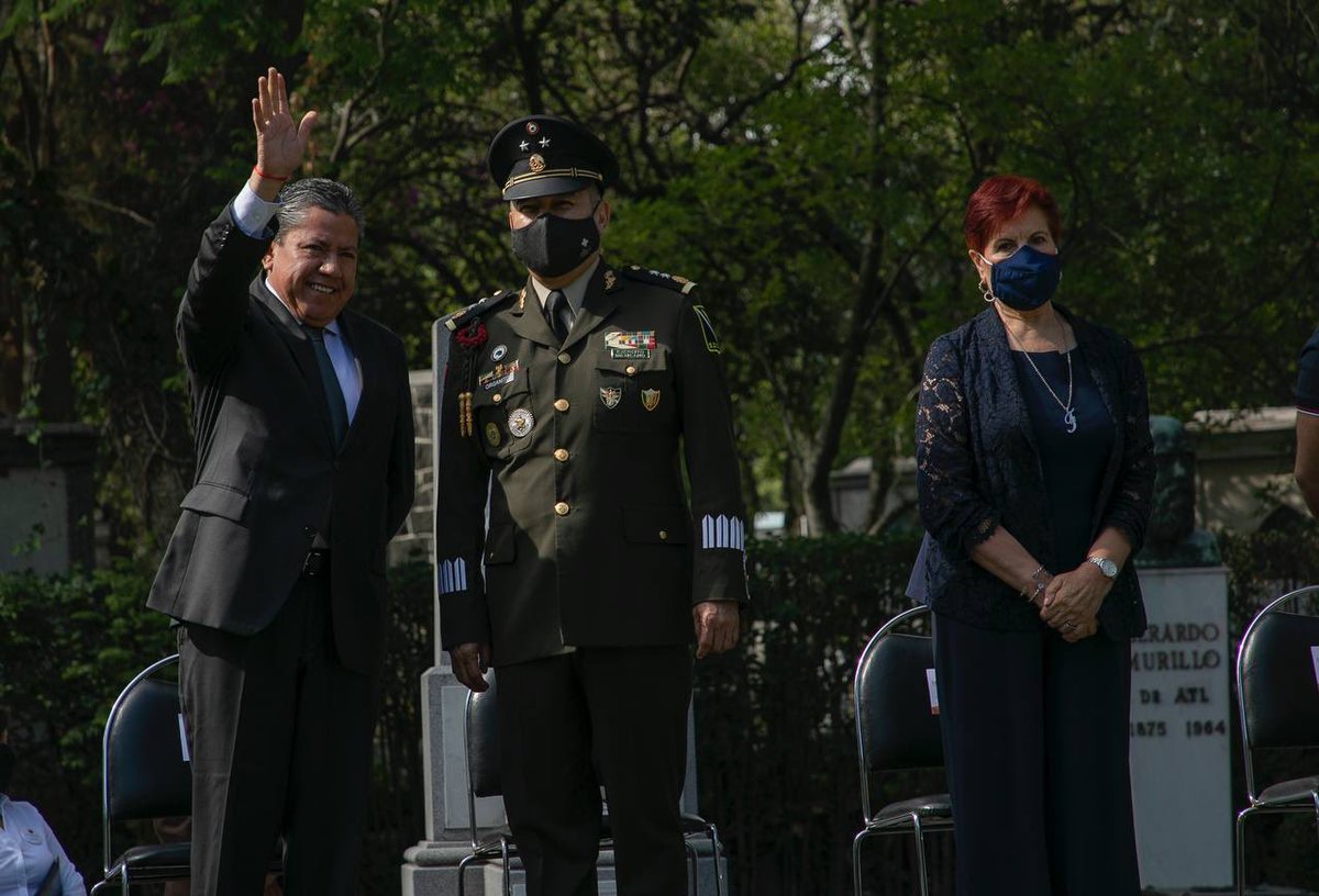 DavidMonrealA's tweet photo. Desde la Ciudad de México llevamos a cabo la ofrenda floral al poeta jerezano Ramón López Velarde; conmemoramos su legado poético como uno de los más grandes escritores de la historia mexicana. Sus restos descansan en el Panteón Civil de Dolores y año con año honramos su memoria. https://t.co/yFSOdmpAOJ