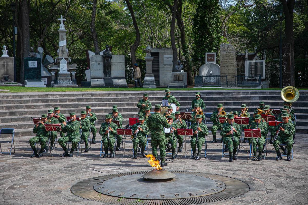 DavidMonrealA's tweet photo. Desde la Ciudad de México llevamos a cabo la ofrenda floral al poeta jerezano Ramón López Velarde; conmemoramos su legado poético como uno de los más grandes escritores de la historia mexicana. Sus restos descansan en el Panteón Civil de Dolores y año con año honramos su memoria. https://t.co/yFSOdmpAOJ