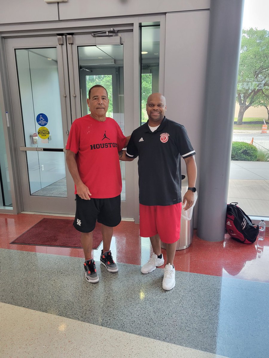 Hinesd1elitesp1's tweet photo. It was good to see Coach Sampson at the University of Houston ๐ team camp!
We had a chance to talk about our playing days in North Carolina during his time and my time playing with Legends from Maxton! #NCtotexas #Pembrokeandmaxton #Forthecity @UHCougarMBK https://t.co/gBkaWhVy0z