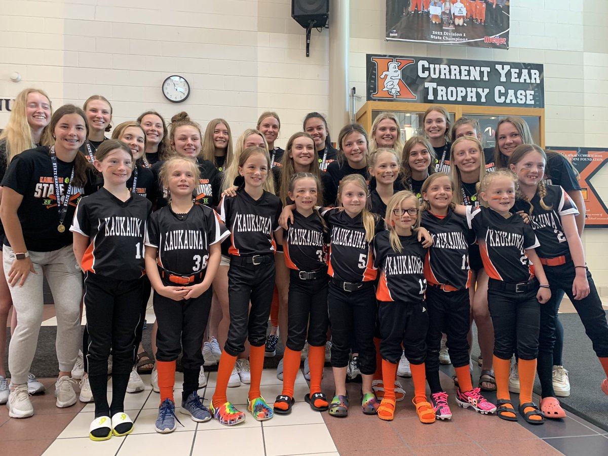 KaukaunaGhosts's tweet photo. Thanks to everyone who joined us today to welcome back the 2022 WIAA State Softball Champion @KaukaunaSB! This community is the best!! Big thanks to Mayor Penterman, the KPD & KFD for their support and parade escort! Way to go, Champs 👻🥎🏆🏆👏🏻!! #FillTheCase https://t.co/gwbqk9cwD4