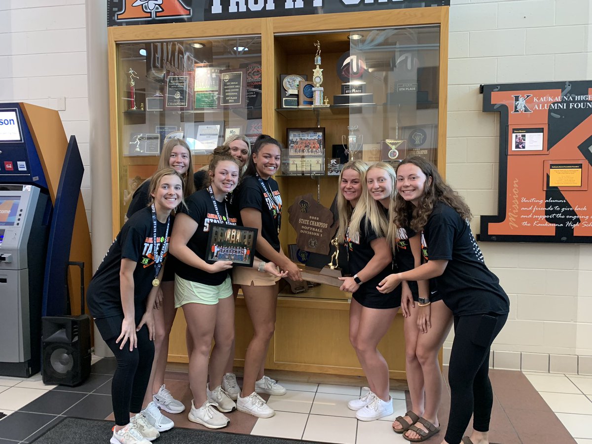 KaukaunaGhosts's tweet photo. Thanks to everyone who joined us today to welcome back the 2022 WIAA State Softball Champion @KaukaunaSB! This community is the best!! Big thanks to Mayor Penterman, the KPD & KFD for their support and parade escort! Way to go, Champs 👻🥎🏆🏆👏🏻!! #FillTheCase https://t.co/gwbqk9cwD4