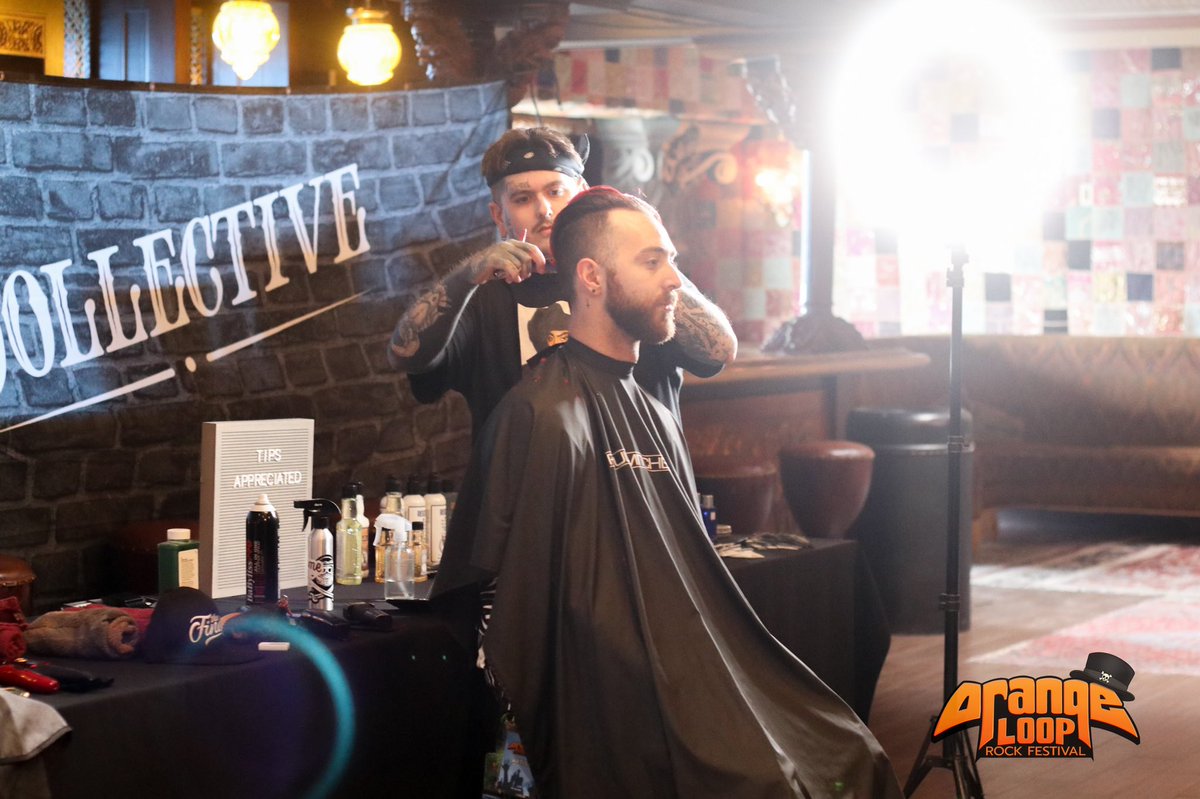 OrangeLoopRock's tweet image. ✂️💥 Idlehand Collective Backstage Barbers making us handsome at #OrangeLoopRockFest Day 2 

(PHOTOS: Jessica Norton - @jessnort)