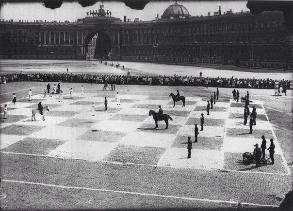 historyinmemes's tweet photo. The first human chess game played in Russia, the Drovcovaya Square, 1924 https://t.co/ANxtrqhVaj