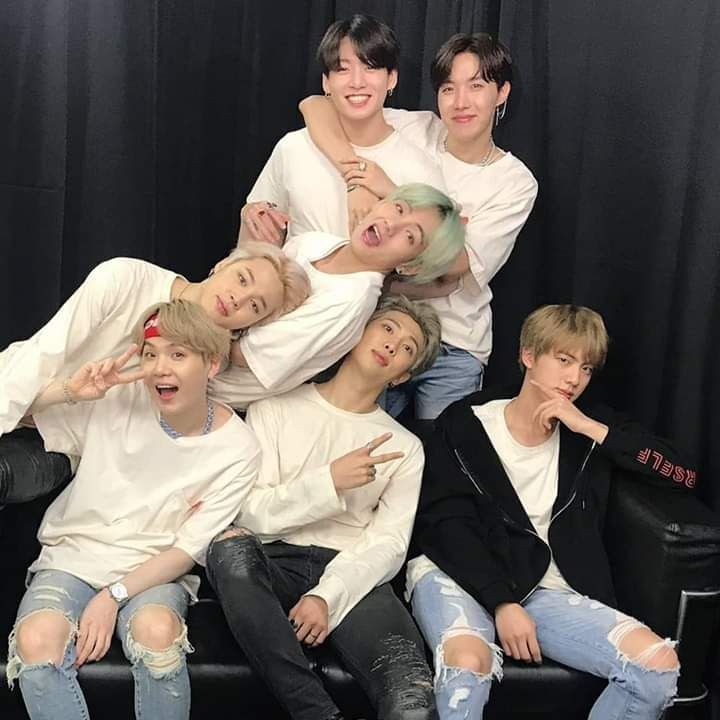 tkchronicles's tweet photo. Thank you for being a part of me and the reason which keeps me going, love all seven of you so much can't imagine my life without y'all  ilysm my loves 😭💗  

#2022BTSFESTA
#BTS9thAnniversary https://t.co/CmXnB4AE8l