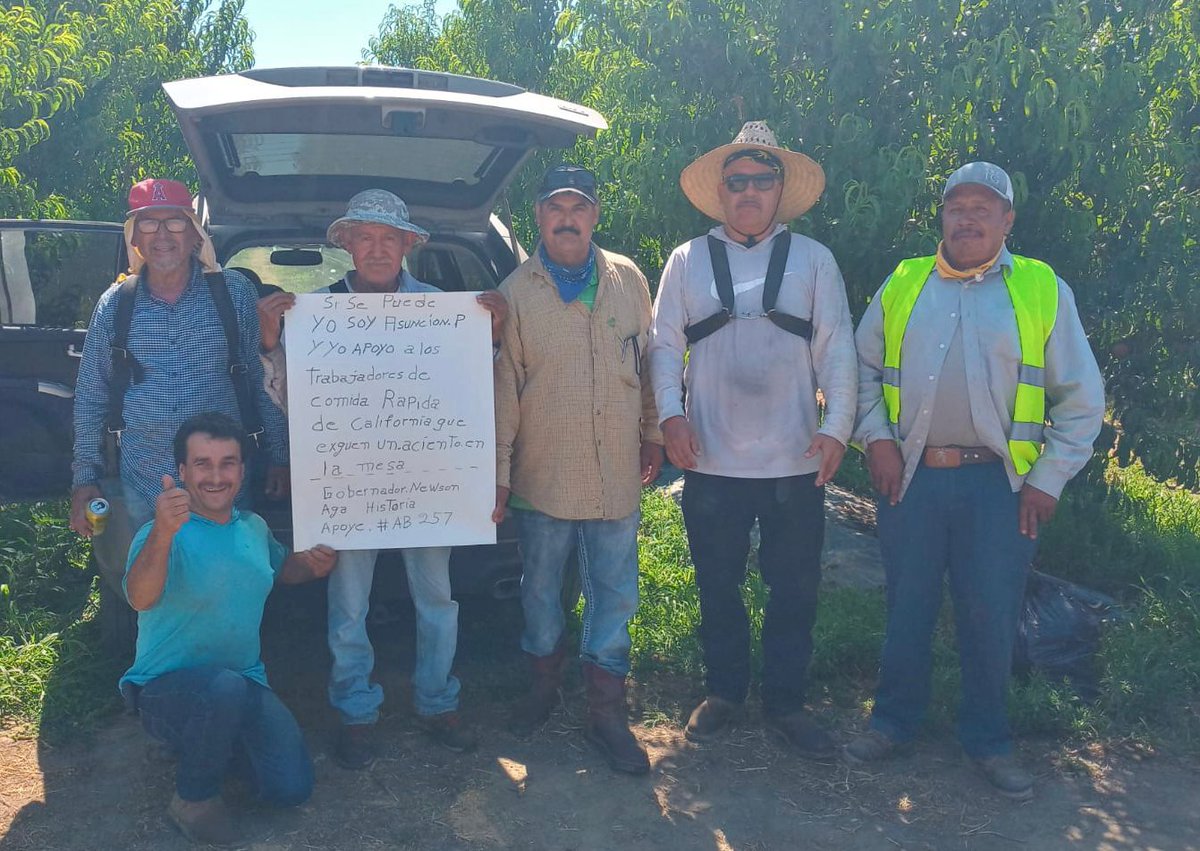 UFWupdates's tweet photo. Don Asunción is working in the 100° heat harvesting fruit in California. He supports fast food workers, fighting for a seat at the table. He shares “Our struggles are one, we feed the world.” #WeFeedYou #AB257 https://t.co/T6ozkEj9q2