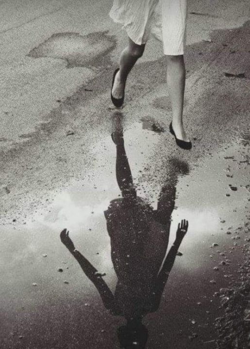 "Hay un dicho tan común como falso: El pasado, pasado está. Pero si hay algo que no pasa es el pasado, el pasado está siempre, somos memoria de nosotros y de los demás, somos papel donde se escribe todo lo que sucede antes de nosotros, somos la memoria que tenemos".
José Saramago