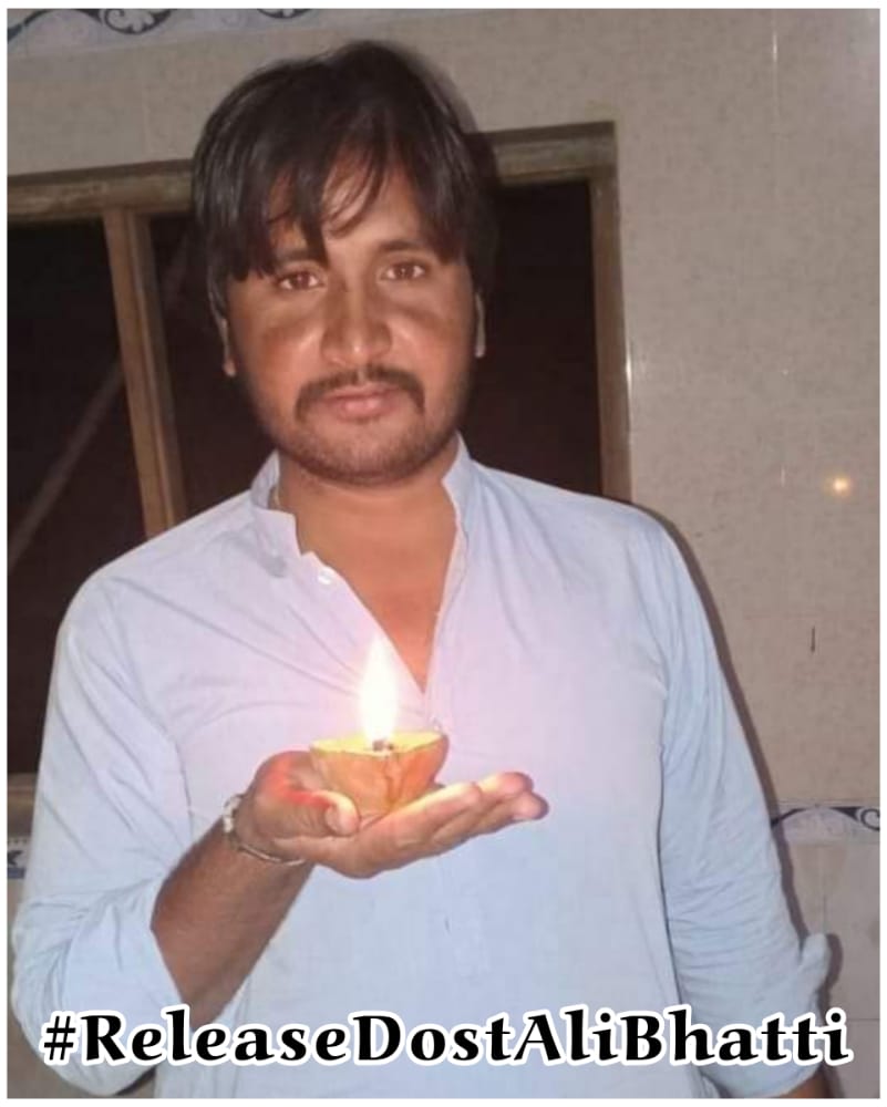 hisamrajar's tweet photo. ڪا جھرمر جھرمر جگنو جي 
ڪا ٽم ٽم ٽم ٽم تاري جي 
گنگھور گھٽا جو گھيرو آ 
ڪنهن جي ت سھاري وينداسين 
آ مرڻو ھر ھڪ ماڻهو کي 
پر ائين نه مرنداسين ساٿي 
ڪا آڳ لڳائي وينداسي
ڪا جوت جلائي وينداسين 
ڪو ٻارڻ ٻاري وينداسين۔❤✌#ReleaseDostAliBhatti https://t.co/EV4kMvdhBV