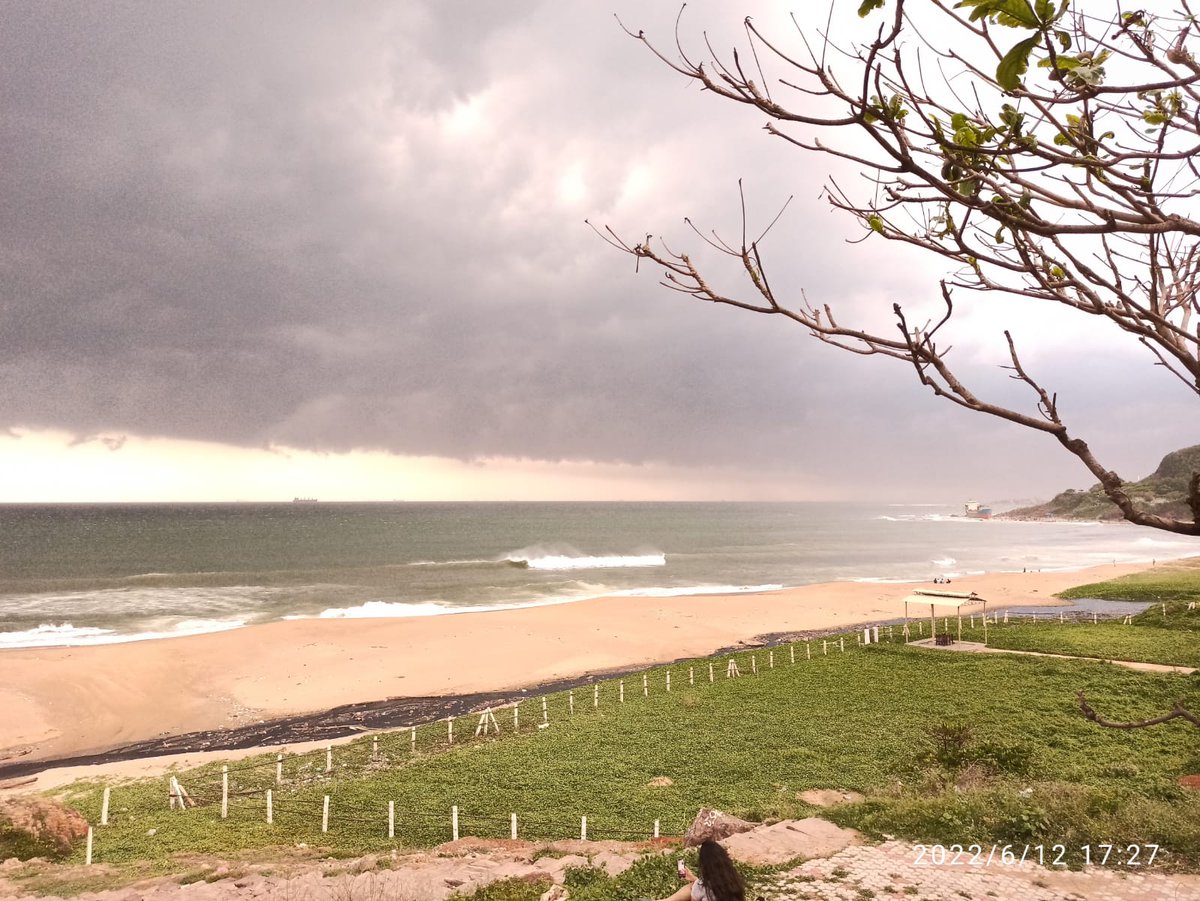 @sagarnagarbeach #sagarnagarbeach #visakhapatnam #vizag #bestbeach #beach #VitaminSea #BayofBengal #nature #AndhraPradesh #mountainsatbeach #Photography #Photos #naturelovers #beachvibes #Beach #adbhutandhra #Weathercloud