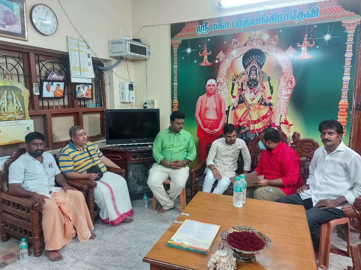 SolankySrinivas's tweet photo. It was nice meeting Dr.Sethu who’s developing #ScaleApp, a video flat form as part of @BJYM #YuvaSamparkAbhiyan at Sholinganallur, Tamilnadu.
He expressed his gratitudes to & as the Central govt is more supportive to the new StandUps like him. https://t.co/q26kyhklSu