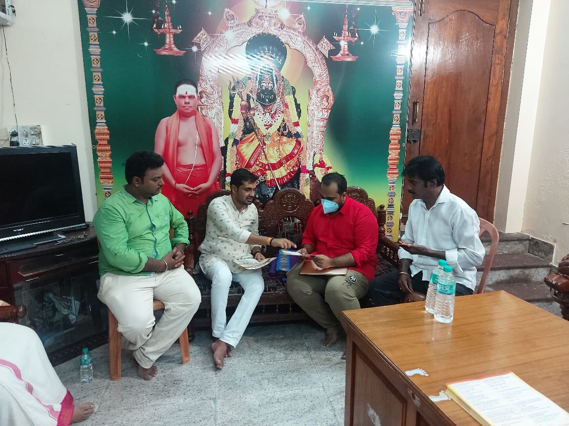 SolankySrinivas's tweet photo. It was nice meeting Dr.Sethu who’s developing #ScaleApp, a video flat form as part of @BJYM #YuvaSamparkAbhiyan at Sholinganallur, Tamilnadu.
He expressed his gratitudes to & as the Central govt is more supportive to the new StandUps like him. https://t.co/q26kyhklSu