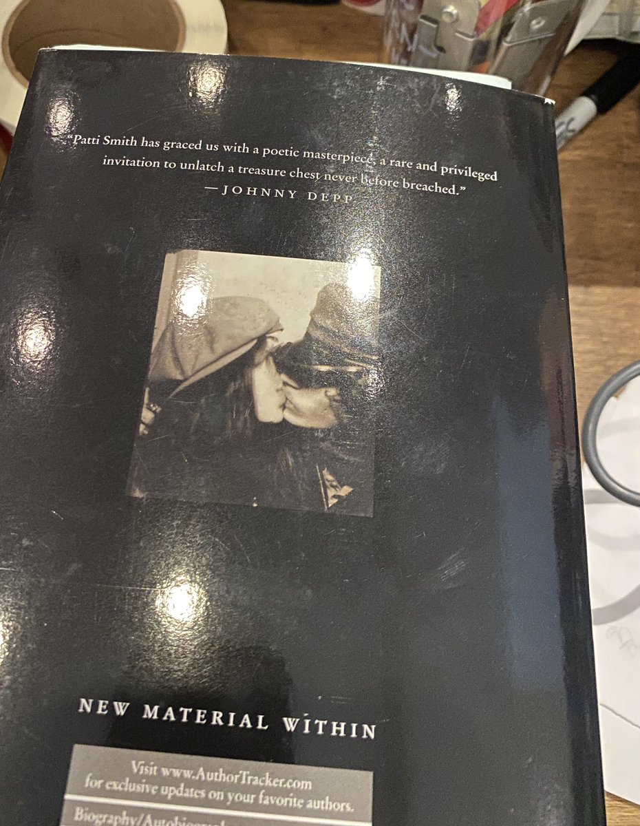 inorle's tweet photo. y is this the only included blurb on Patti Smith’s Just Kids :/ :( https://t.co/XbU5HWrjID