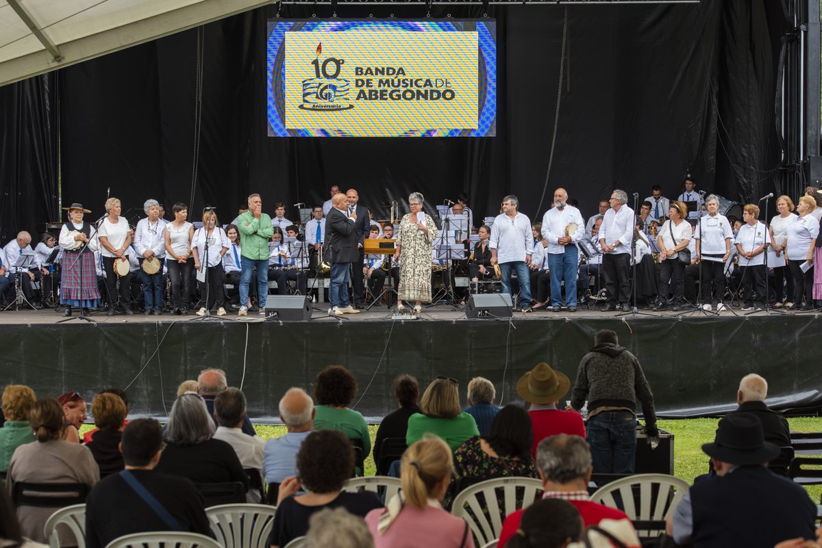 abegondo's tweet photo. 🎺 A Banda de Música de Abegondo celebrou hoxe o seu décimo aniversario no 🌿 encoro de #Beche.

🎼 Música e actuacións a cargo da propia banda, da Escola Municipal de Musica, varios vocalistas dos Key, unha orquestra dos 80, e Carlos Manteiga e Xilo.

Deixámosvos estas imaxes 📸 https://t.co/fztyv3aQls