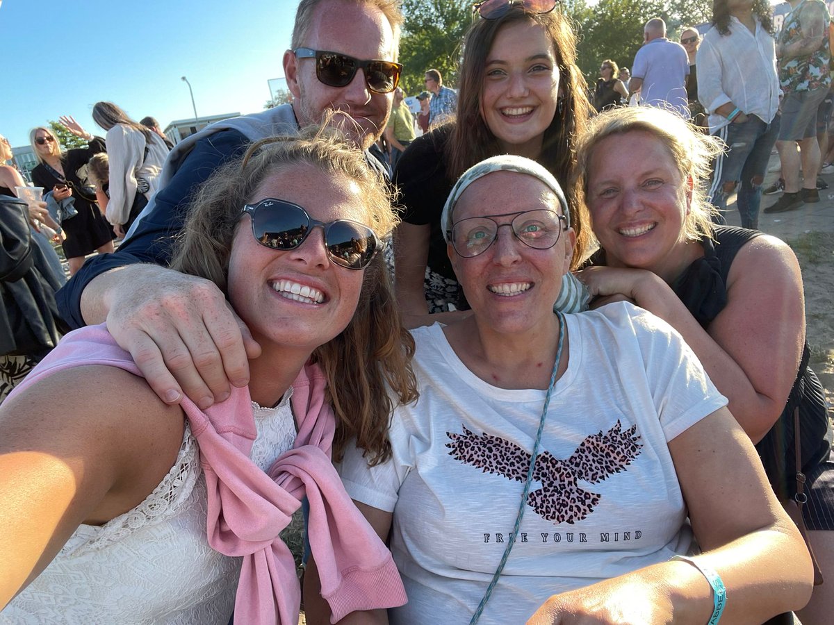 best_debbie's tweet photo. Heb elkaar lief mensen. Dat deden wij ook dit weekend #uitbehandeld #herinneringenmaken #vrienden #beetjebijbeetjeafscheid https://t.co/0i0vQC12BM