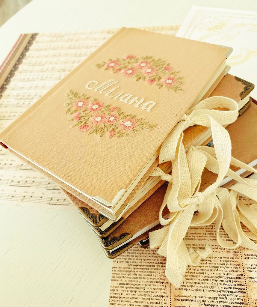 لكنّنا حين نكتب، نكون مثيرُون للشّفقة...
أو ربّما للتّعاطف!
نظنّ أنّ الأمور تنتهي بقصيدة أو بحروف مبعثرة...
في الحقيقية، الأمور ليست كما تبدو لنا!
كنا نقيسُ الأشياء علىٰ حجم قلبوبنا..!

في الحقيقة؛
الحرب لن تنتهي عندما تبتسم تلك الجميلة كما قال حبيبها الشاعر في قصيدته!

... ⬇️