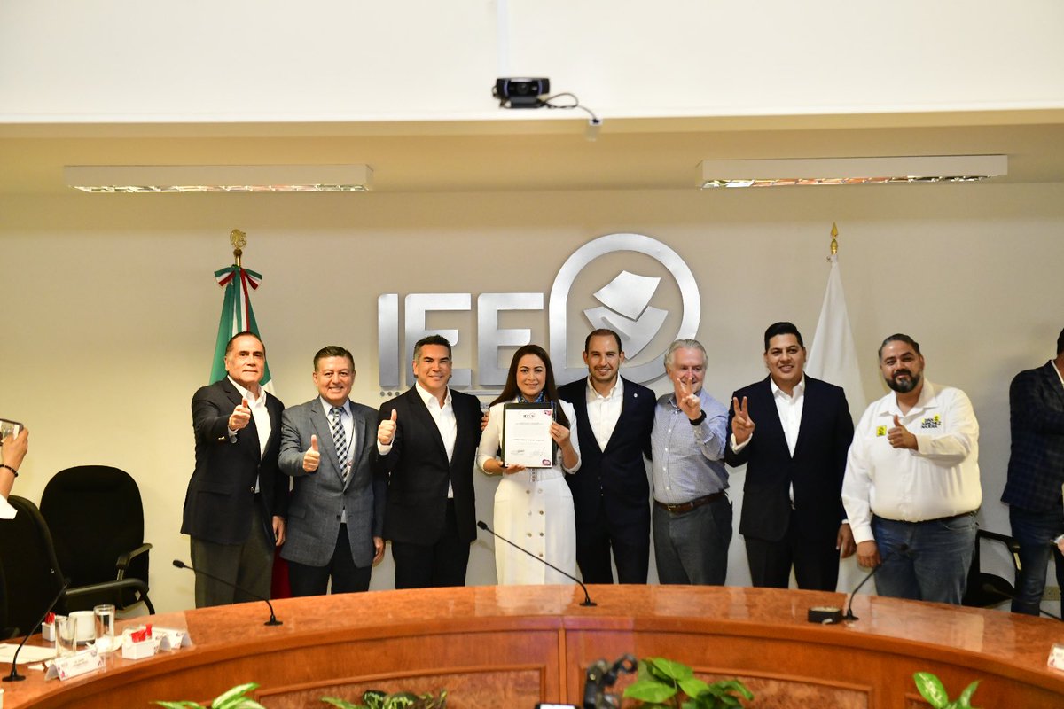 TereJimenezE's tweet photo. Esta mañana recibí la constancia de mayoría de votos como Gobernadora Constitucional del Estado de Aguascalientes por parte del Instituto Estatal Electoral. https://t.co/hzy6v5M03m