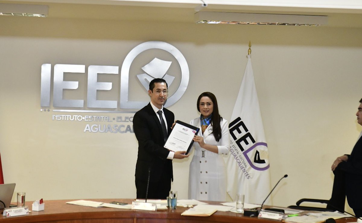 TereJimenezE's tweet photo. Esta mañana recibí la constancia de mayoría de votos como Gobernadora Constitucional del Estado de Aguascalientes por parte del Instituto Estatal Electoral. https://t.co/hzy6v5M03m