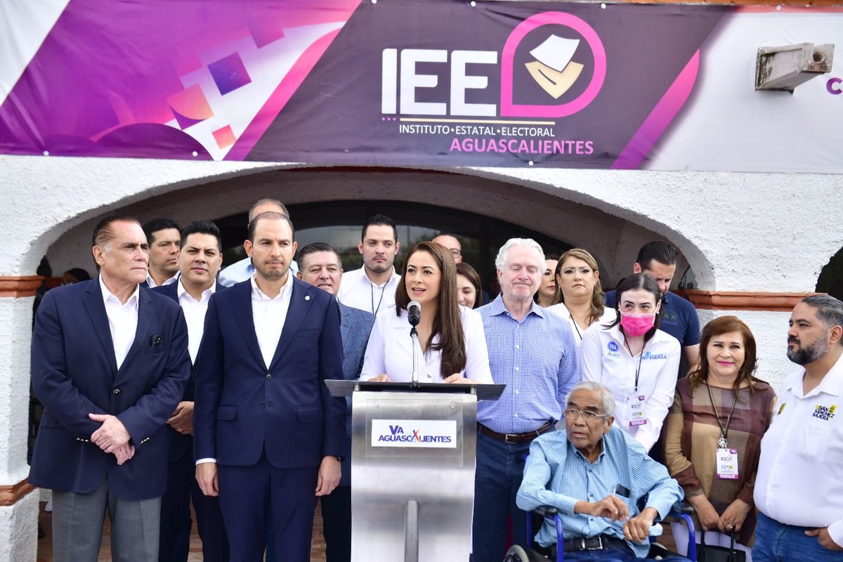 TereJimenezE's tweet photo. Esta mañana recibí la constancia de mayoría de votos como Gobernadora Constitucional del Estado de Aguascalientes por parte del Instituto Estatal Electoral. https://t.co/hzy6v5M03m
