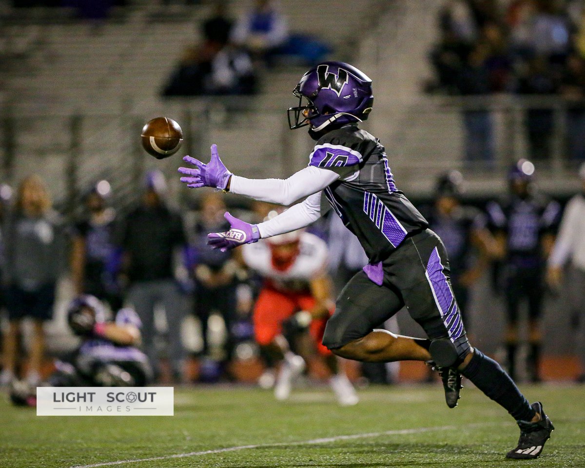 Soft hands

#lightscoutimages #youractionmypassion #football #americanfootball #widereceiver #softhands #highschoolfootball #fzwjags