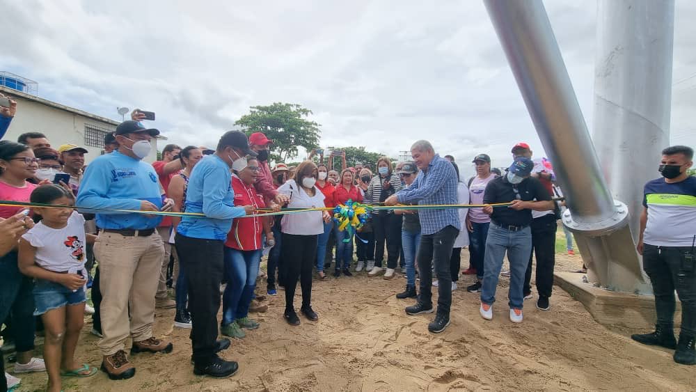 eduardopiate2's tweet photo. Ayer 11/06 inauguramos en nombre del pdte @NicolasMaduro el tanque elevado en el sector “Barrio Obrero” de San Fernando de Apure. Esta infraestructura con capacidad para 1.000 tm garantiza el agua potable a 22 comunidades con más de 11 mil familias y 34 mil hab de San Fernando https://t.co/mlDoEHbVM2