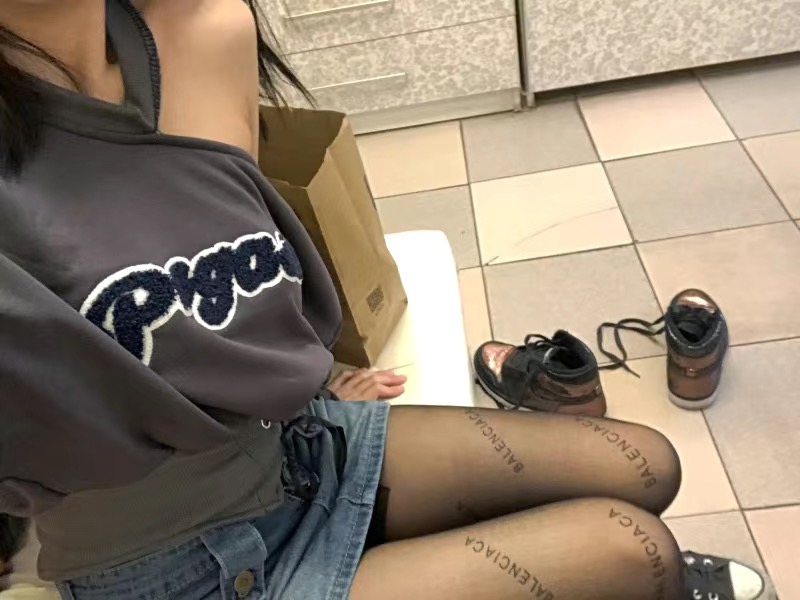 xiaohanbaobao5's tweet photo. 有哥哥需要原味嗎嘿嘿 #原味 #絲襪 #女S #性感 #美腿 #肉絲 https://t.co/3nNogrPVof