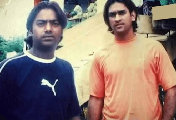IndiaHistorypic's tweet photo. Mahendra Singh Dhoni With His Friend Santosh Lal .

Dhoni Learned to Play ' Helicopter Shot ' From Santosh Lal https://t.co/fDGjI3O9jJ