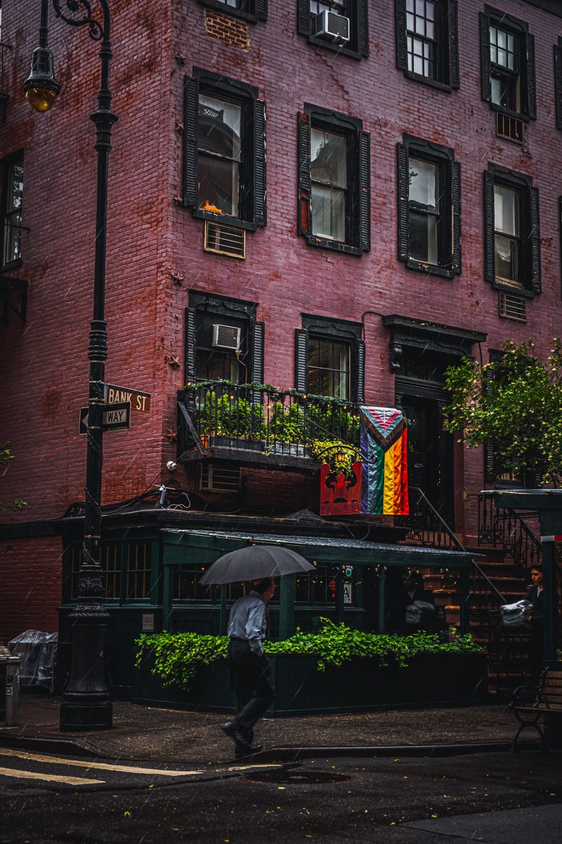 Rainy mornings 

#westvillage #greenwichvillage #newyorkstreets #fujifilm_xseries #nycgo #timeoutnewyork #womenstreetphotography #streetsofnyc