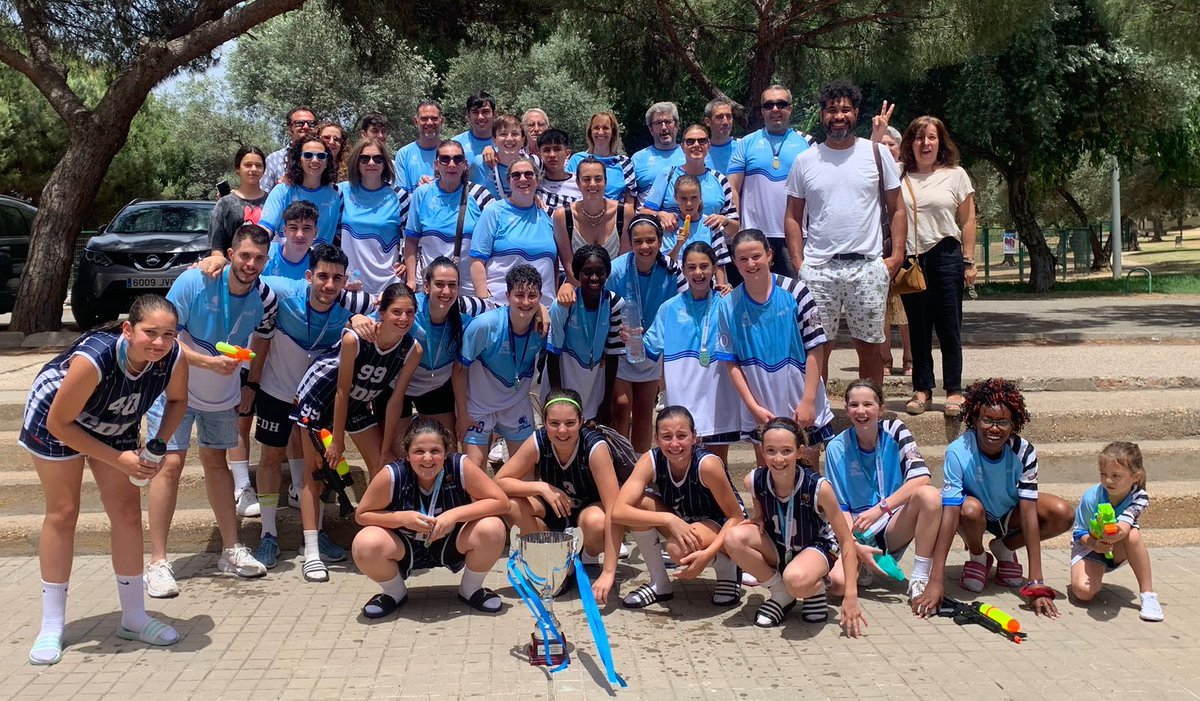 mbrrancop's tweet photo. De personas que ponen el corazón al 100% en todo lo que hacen, es muy difícil no estar orgullosa. Hoy el resultado ha acompañado al esfuerzo y estaría igual de orgullosa de vosotras de no haber sido así. Estas rateles reparten explicaciones a domicilio, sois mushoooo!!!💙💙🦡🦡🦡 https://t.co/uNrv0MVXVU