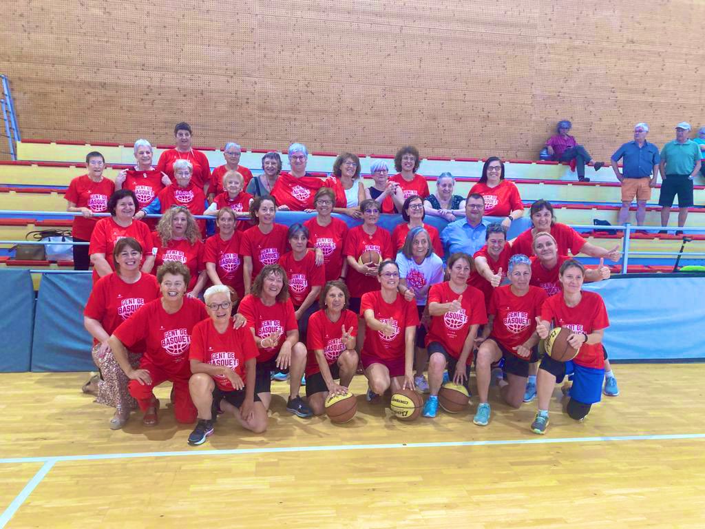 CbfManresa's tweet photo. La primera trobada de #gentdebàsquet organitzada per @FCBQ #catalunyacentral en el marc de la #capitalitatbàsquetfemení2022 es tanca amb prop de 300 participants.
Molt 🏀 al #VellCongost https://t.co/hbudZ580kx