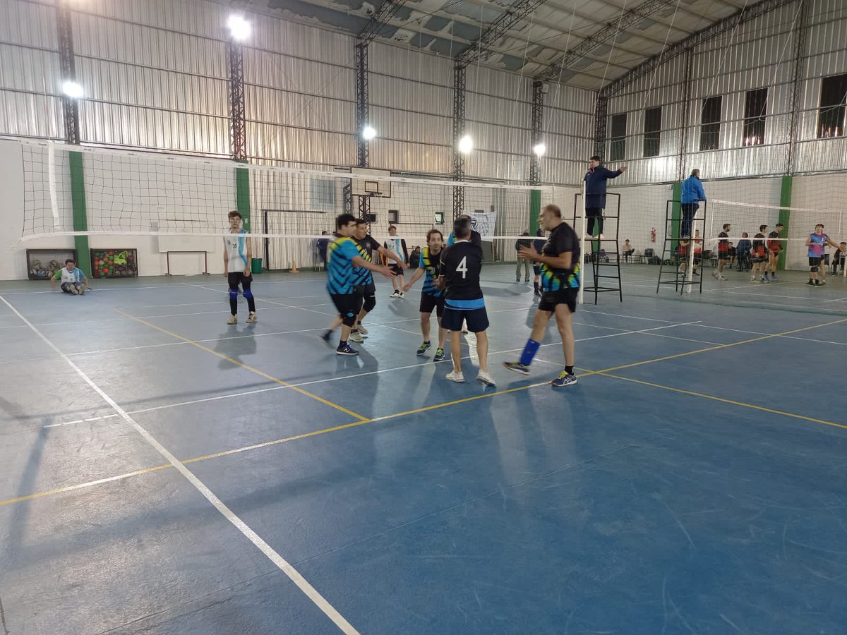 YDefensores's tweet photo. 🏐 Voley
•
🙌 Este sábado se disputó una nueva fecha de @ligadevoleylujanense 

👉Voley Masculino 
Defensores Juveniles cayo  por 2 a 0, en uno de los encuentros y por 2 a 1 en el otro, 

Defensores Mayores consiguió un triunfo por 2 a 0 y se llevo una derrota por 2 a 0 https://t.co/rhow1pw3nV