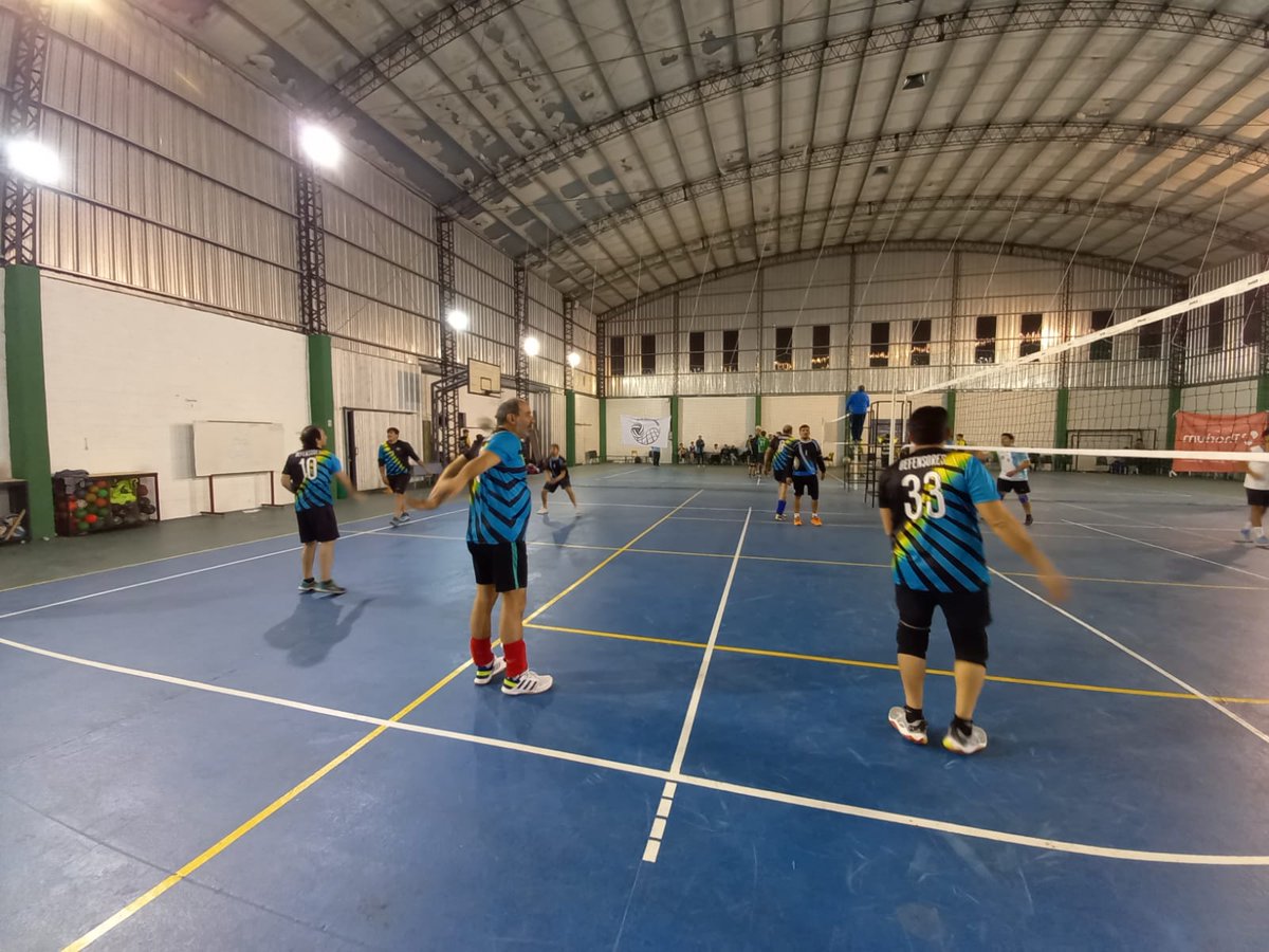YDefensores's tweet photo. 🏐 Voley
•
🙌 Este sábado se disputó una nueva fecha de @ligadevoleylujanense 

👉Voley Masculino 
Defensores Juveniles cayo  por 2 a 0, en uno de los encuentros y por 2 a 1 en el otro, 

Defensores Mayores consiguió un triunfo por 2 a 0 y se llevo una derrota por 2 a 0 https://t.co/rhow1pw3nV