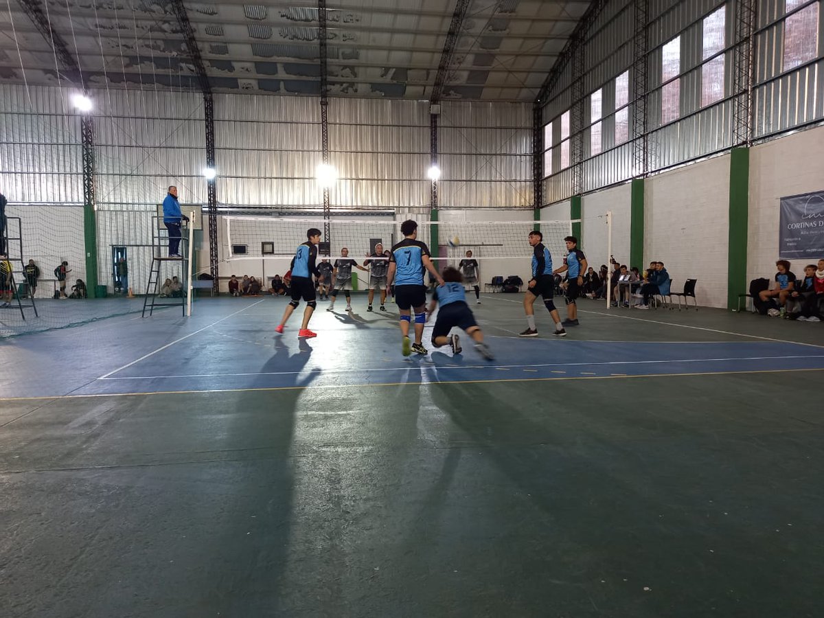 YDefensores's tweet photo. 🏐 Voley
•
🙌 Este sábado se disputó una nueva fecha de @ligadevoleylujanense 

👉Voley Masculino 
Defensores Juveniles cayo  por 2 a 0, en uno de los encuentros y por 2 a 1 en el otro, 

Defensores Mayores consiguió un triunfo por 2 a 0 y se llevo una derrota por 2 a 0 https://t.co/rhow1pw3nV