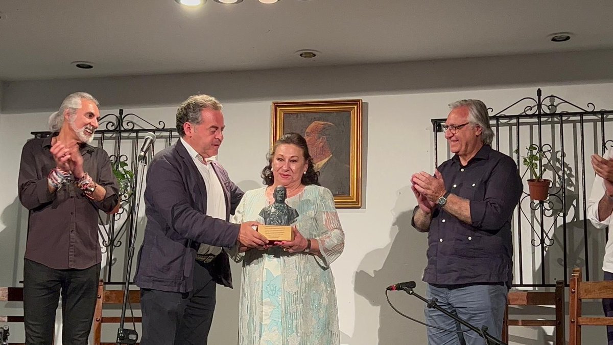 pacocamas's tweet photo. Distinción de honor del Don Antonio Chacón Centro Cultural Flamenco para la gran Maria Vargas . Presentó el acto Juan Garrido . Asistieron Peñas, Federación Peñas Flamencas de Jerez , Delegadonde Cultura y teniente de alcaldesa Paco Camas aficionados y un gran número de artistas. https://t.co/kerQOjI1FE