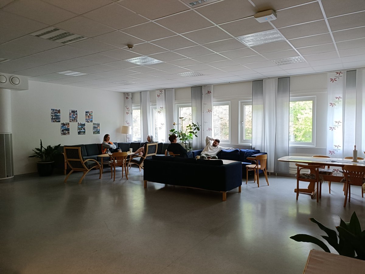 Begonya's tweet photo. La sala de professors és un espai de descans, relaxació, conversa, te, cafè, i un #FikaDay a la setmana. #CapitalSocial a #Kvickenstorpsskolan #Skönstaholmsskolan #FarstaGrundskola @EplusCatEdu #ERASMUSplus #CETEplus #MCTATEE #MCAEA #AprendrealEscolaqueAprèn https://t.co/dp3FiEgfVb