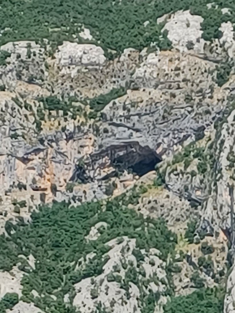 ZerkanHS's tweet photo. Il y a bien un trou dans cette montagne, je me serais cru dans Minecraft IRL ! https://t.co/VMrWA4N76i