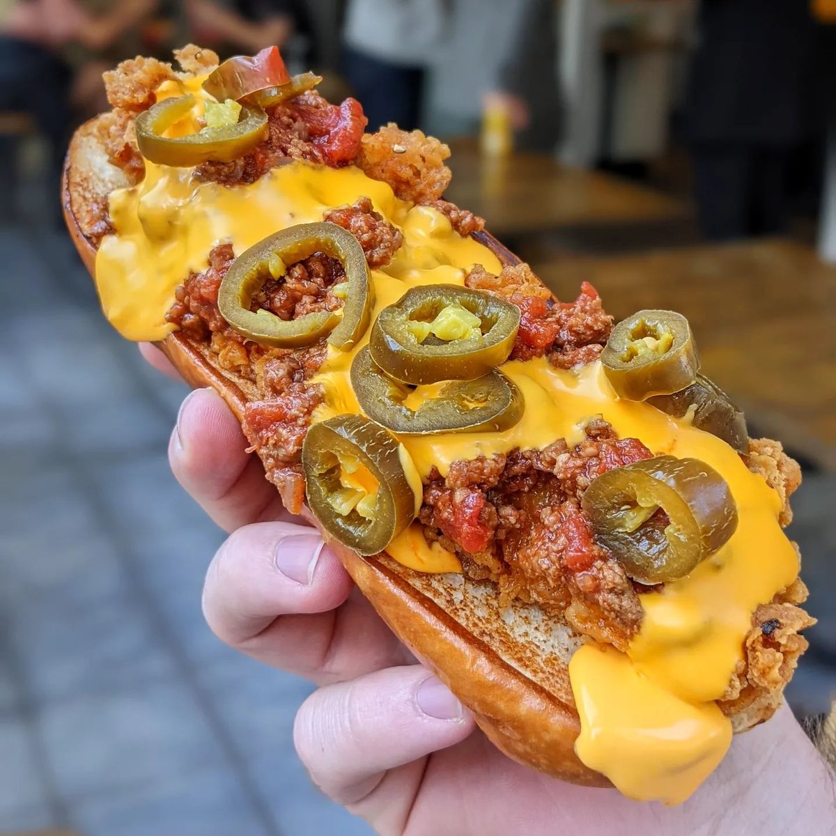 MashedHQ's tweet image. Who&apos;s up for a &apos;dog?

(📷: issac_eatsalot on IG)

#chilidog #spicy #hotdog #grilling