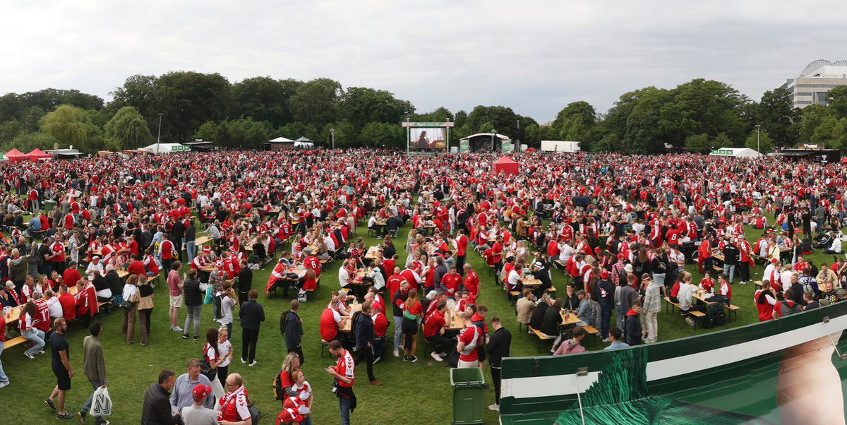 Storskærmsvisningen af Herrelandsholdet kamp mod Østrig i Fælledparken aflyses.

Til fodboldfesten i Fælledparken fredag blev der kastet med ølkrus og øldåser i et meget voldsomt omfang. 

Af sikkerhedsmæssige årsager har DBU derfor besluttet at aflyse.

📸 <a href="/fbbillederdk/">fodboldbilleder.dk</a>