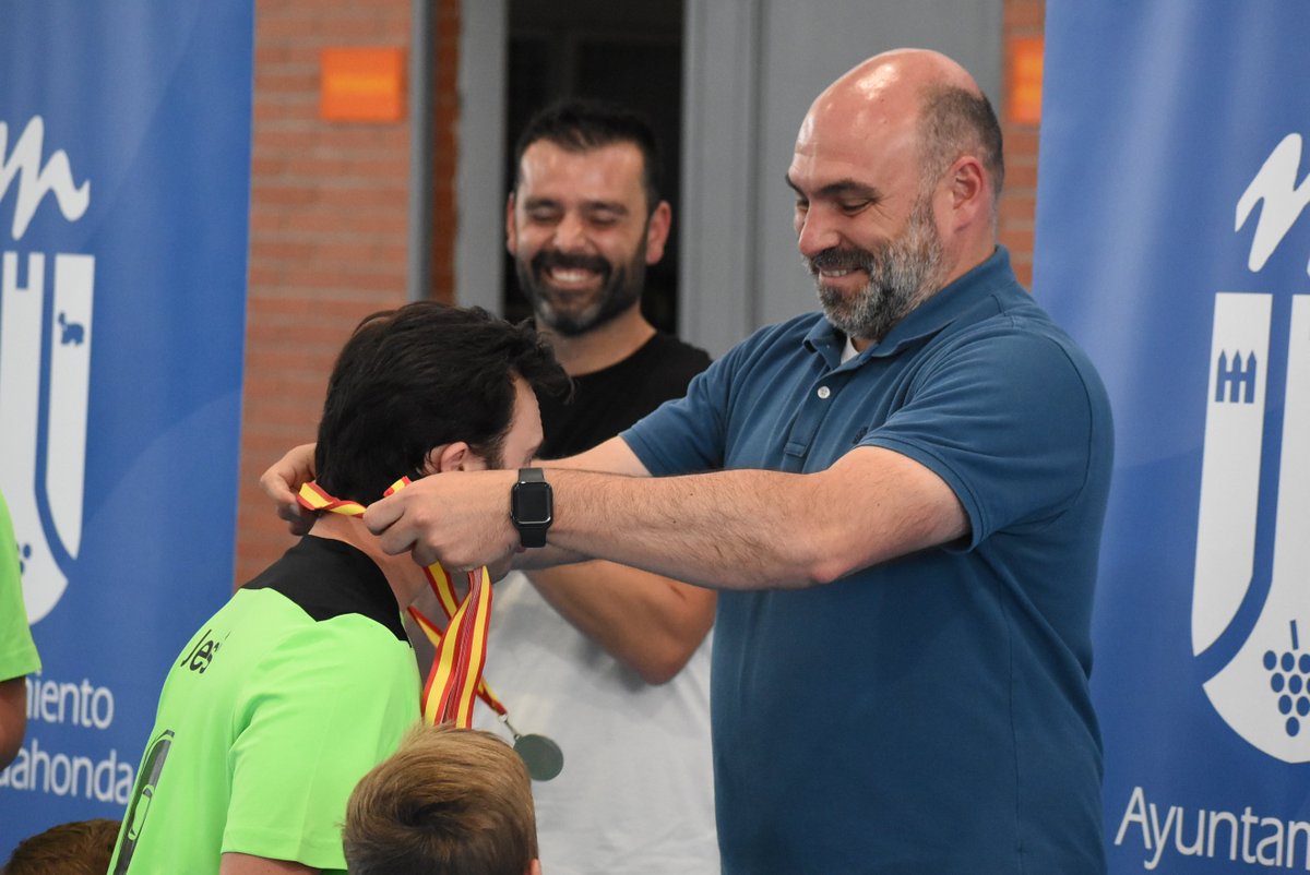 RMajadahondaFS's tweet photo. ✅ Desde @RMajadahondaFS agradecemos la presencia del Concejal de Deportes del @MajadahondaAyto (@edumontojo) en la entrega de medallas del evento de hoy.
👏 ¡Gracias por acudir a La Granadilla en la mañana de hoy! 👏
#IntegraRayo
#VamosMiRayo ⚡️ https://t.co/7wZcHxoJR7