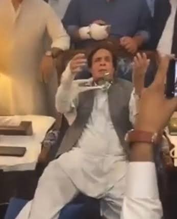 AfiMakhdoom's tweet photo. اللہ کریم اس معذور, مجلول اور مخبوط الحواس شخص کے ساتھ ساتھ ہم گنہگار پاکستانیوں کی دعا قبول فرما اور پاکستان میں  رحمت بھری بارشوں کا نزول کردے ۔پیاسی دھرتی کو سیراب فرما, کسانوں اور کاشتکاروں کی محنت کو ثمر عطا کر دے ۔آمین یارب العالمین https://t.co/ECcLPnS3Qq