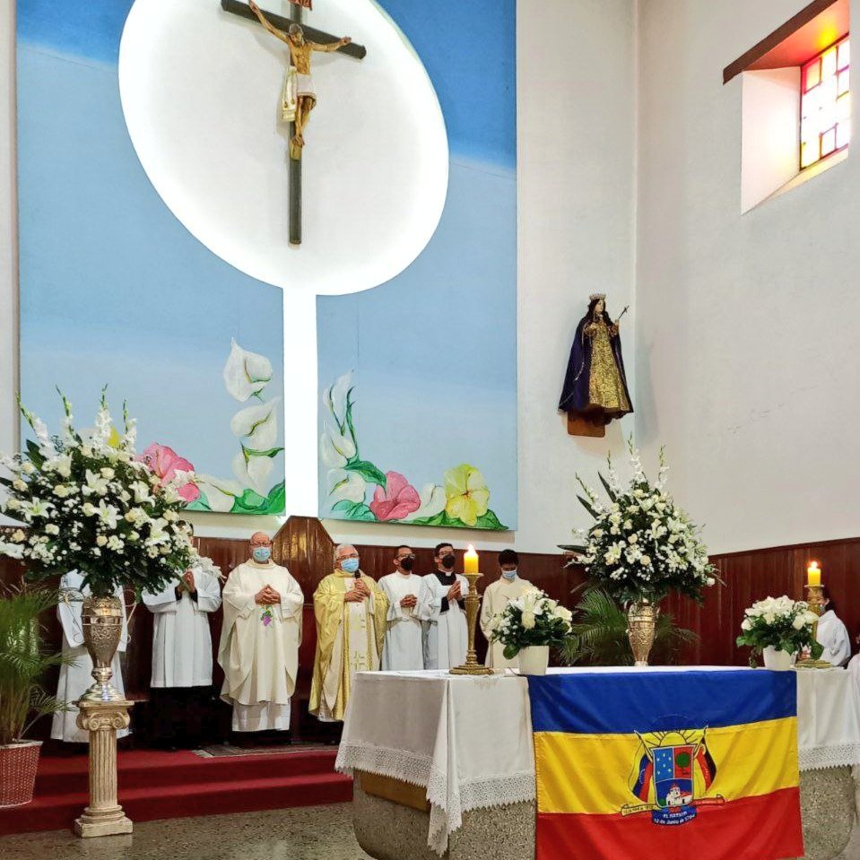 ElHatillano's tweet photo. @eliasayegh: En familia acudimos a la misa de acción de gracias en el marco del 238⁰ Aniversario del Pueblo #ElHatillo238. Gracias a Dios y a Santa Rosalía de Palermo por tantas bendiciones. #ElHatilloPosible https://t.co/cdSDSJgOzI